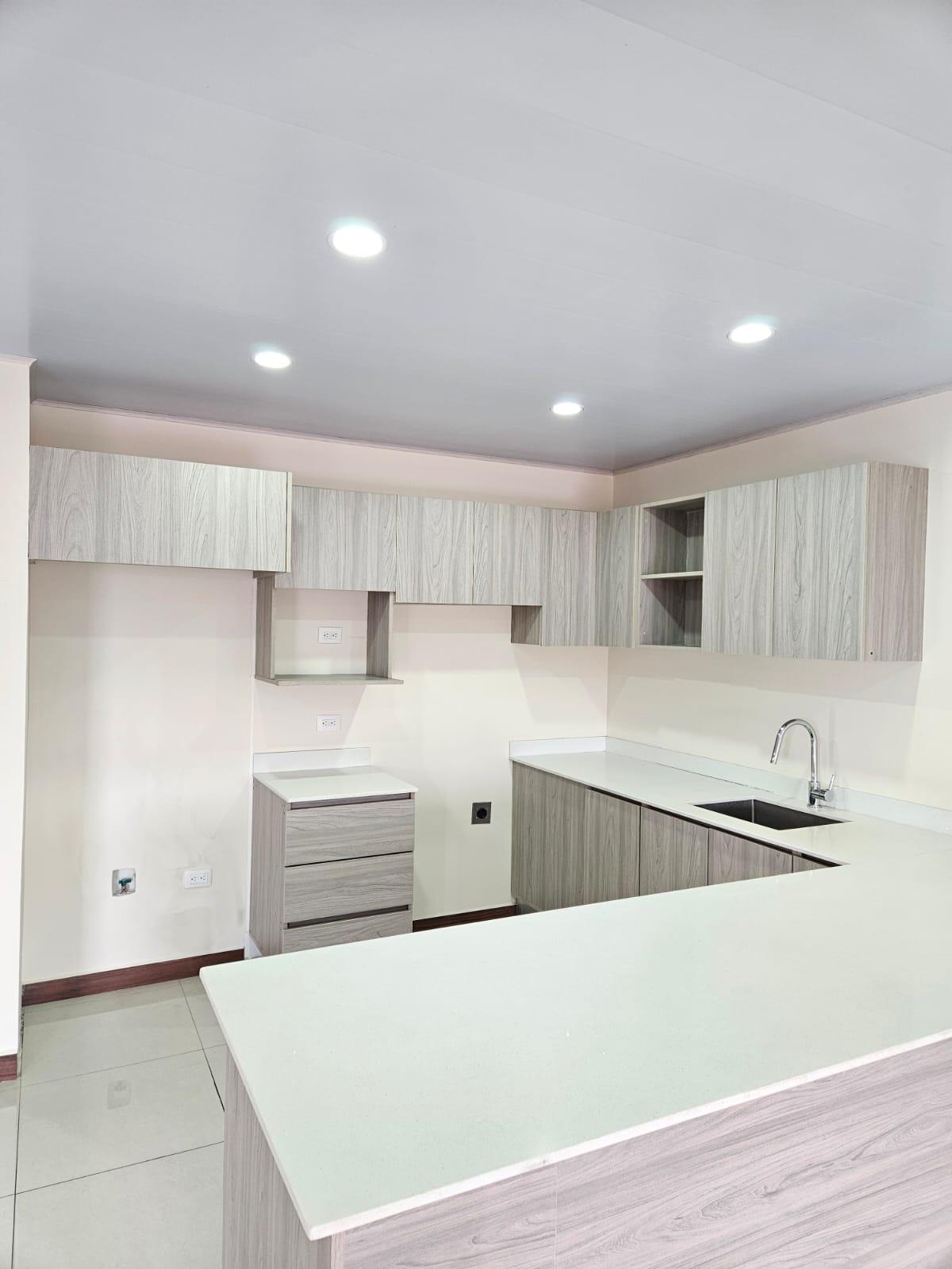 ALQUILER DE APARTAMENTO EN SANTA ANA CENTRO 

Precio: $1.100 + Depósito 
Medida: 100 m² 

Características: 
- 2 Habitaciones con closet (la principal con baño)
- 2 Baños completos
- Sala comedor integrados
- Balcón
- Espacios amplios iluminados
- Patio de pilas 
- Parqueo para 1 vehículo

Cod. 911