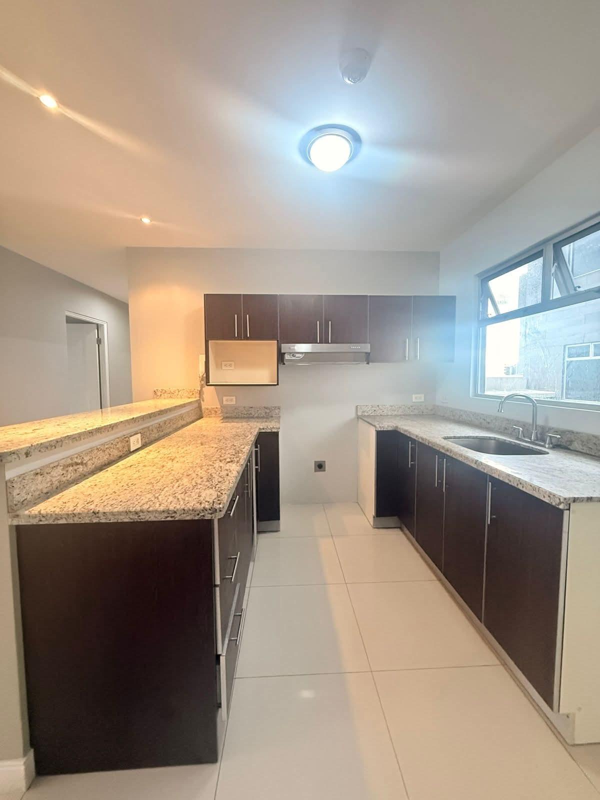 3 habitaciones
2 baños
Cochera para 2 vehículos
Sala y comedor amplios
Balcón
Ascensor
Seguridad 24/7
Cuarto de pila
Walk-in closet
No se aceptan mascotas