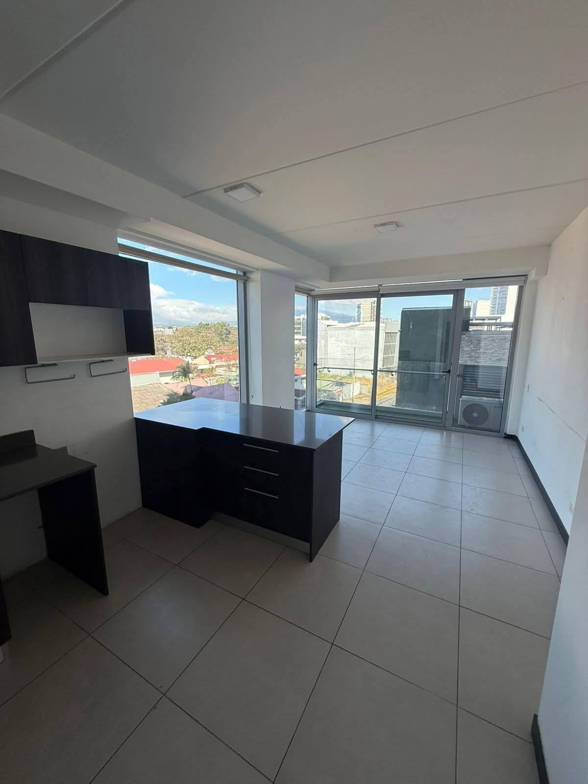 2 habitaciones
2 baños
Sala con vista panorámica
Cocina moderna
Área de lavado
2 parqueos
Bodega incluida
Pet Friendly
A/C
Bodega (plus)
Amenidades de la torre:
Piscina, áreas comunes de lujo y seguridad.