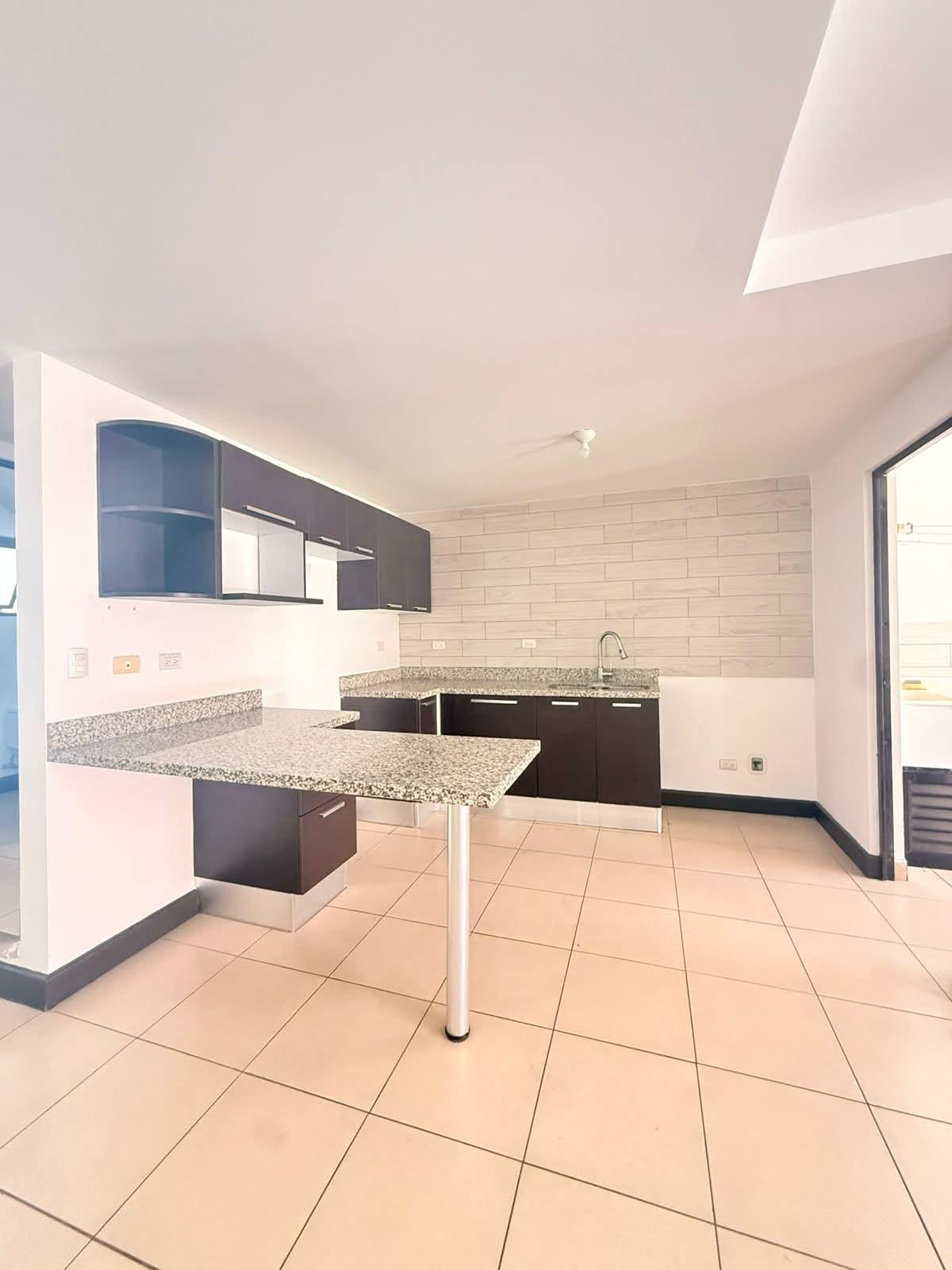 Cuota condominal ₡93.000
Construcción: 165 m²
Cuenta con:
- 3 Habitaciones
- 2.5 Baños
- Sala
- Comedor
- Cocina
- Cuarto de pilas
- Patio
- Parqueo para 2 vehículos
Amenidades del Condominio:
- Gimnasio
- 2 Piscinas temperadas
- Play infantil
- Salón de eventos
- Cancha multiusos
- Rancho bbq
- Parque de Mascotas
- Seguridad 24/7