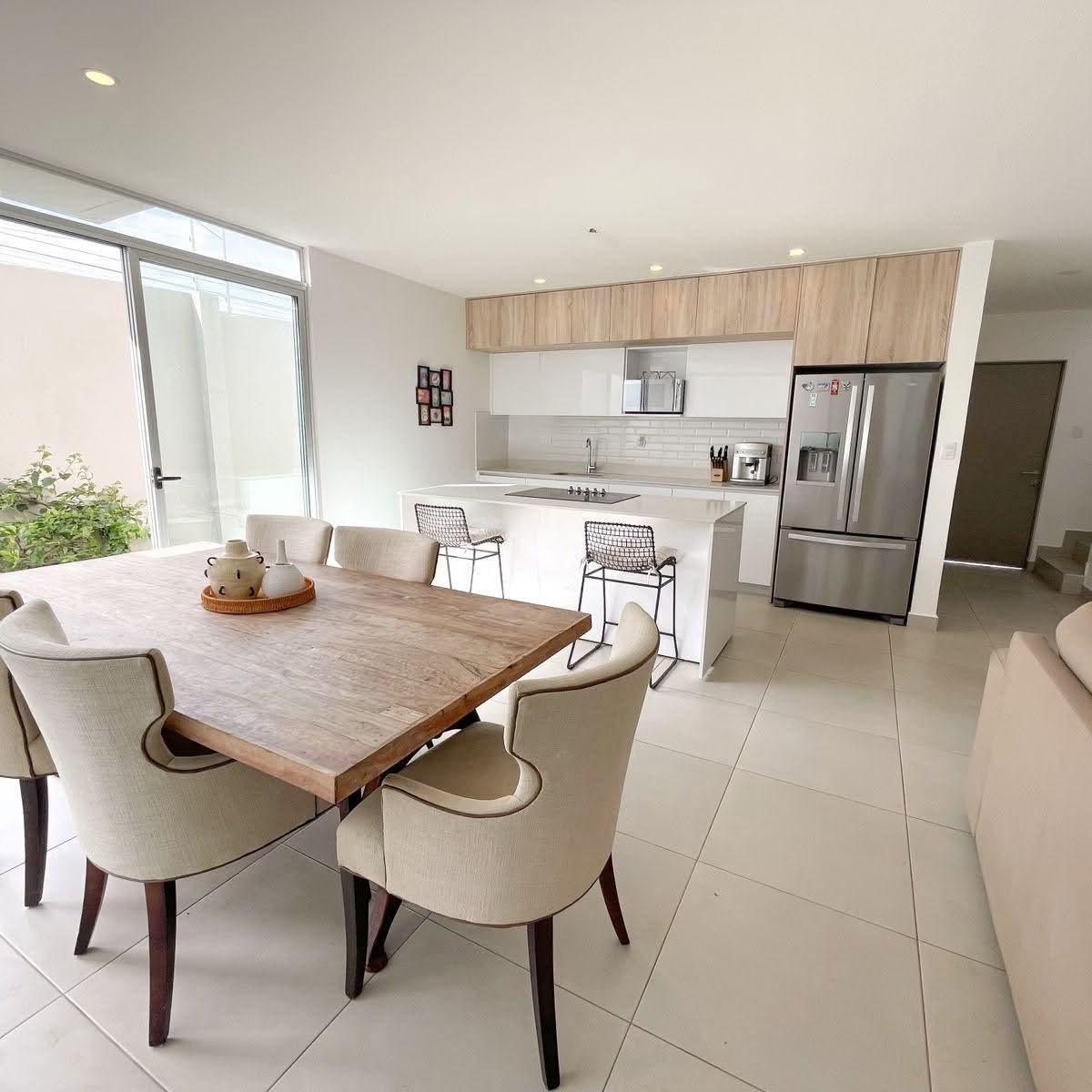 Cuota condominal: ₡52.000
Medida: 176m2
Características:
- 2 Habitaciones, la principal con Walking Closet
- 2.5 Baños
- Cocina
- Bodega
- Jardín con riego automático
- Area de Pilas
- Parqueo para 2 vehículos
Amenidades:
- Gimnasio amplio
- Piscina
- Seguridad 24/7
- Área de Cowork
- Restaurante
- Salon de actividades
- Rancho bbq
- Play de niños
- Cancha de Fútbol 5