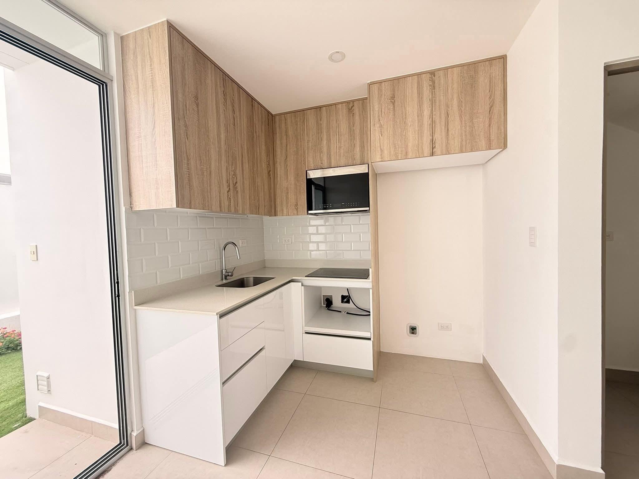 Precio: ₡600.000 + Depósito
2 Habitaciones
1.5 Baños
Patio
Sala comedor Cocina
Cochera 2 vehículos
Disfruta de un estilo de vida exclusivo en este hermoso condominio
Amenidades del Condominio:
- Gimnasio amplio
- Piscina
- Seguridad 24/7
- Cowork
- Restaurante
- Salon de actividades
- Rancho bbq
- Play de niños
- Cancha de Fútbol 5
- Parque de Mascotas