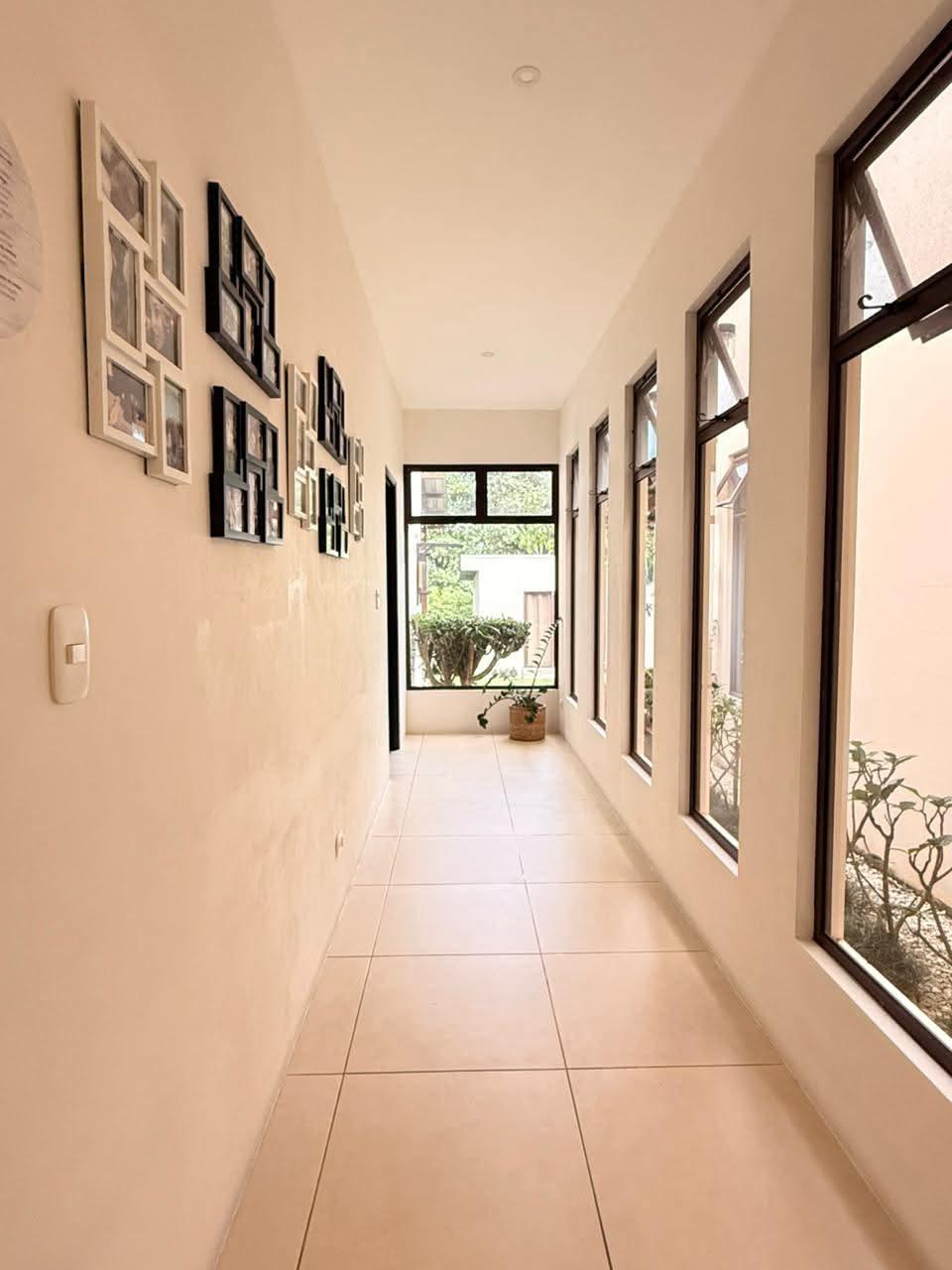 SE VENDE CASA EN RESIDENCIAL EN RÍO ORO- SANTA ANA 🏡
Casa de un Piso
Precio: $425.000
Terreno: 725m² / Construcción: 278m²
Características:
- Sala,Comedor y cocina integrados
-Despensa independiente
-Sala de TV
- 3 Habitaciones
- 2.5 baños
- Cuarto de pilas y tendedero
- Parqueo para 2 vehículos
-Tanque de agua
-Amplia zona verde
Seguridad 24/7
Cuenta de mantenimiento ₡75.000
Marina Vasquez
Cel: 8412 4621
Inmobiliaria Valencia
Pag web: https://www.gpovalenciacr.com/
Cod 627