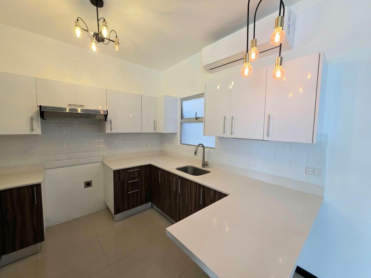 Alquiler de Townhouse en Brasil de Santa Ana
Mensualidad: $1.550 + depósito
Con acabados totalmente personalizados y estilo impecable
Detalles:
- 3 Habitaciones con aire acondicionado (principal con balcón, walk-in closet y baño privado; secundarias con baño compartido)
- 2.5 Baños
- Sala y comedor (con aire acondicionado)
- Cocina remodelada
- Área de lavandería
- Terraza
- Espacio para BBQ
- Espacio de estar o baulera en el segundo nivel
- 1 Bodega
- 2 Espacios de parqueo
Incluye:
- Aire acondicionado en habitaciones, sala y comedor
- Cocina totalmente equipada con refrigeradora
- Torre de lavado / lava-secadora)
Cod 209A